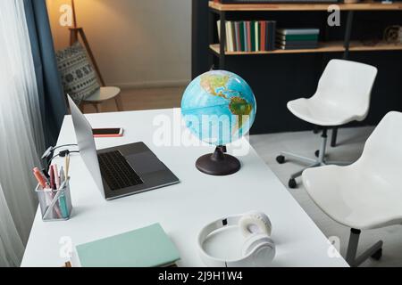 Vista orizzontale ad angolo alto senza foto di gente, laptop, notebook, cuffie e cancelleria sul tavolo nella moderna stanza degli studenti a casa Foto Stock