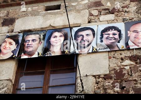 Striscioni con i volti dei politici carcerati 'indipendenti' della Catalogna. Foto Stock