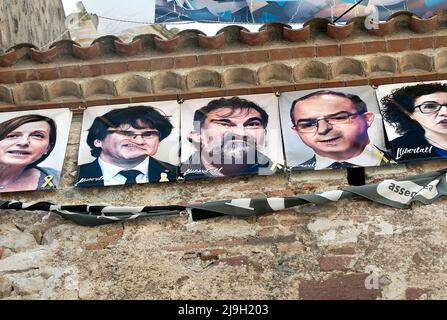 Striscioni con i volti dei politici carcerati 'indipendenti' della Catalogna. Foto Stock