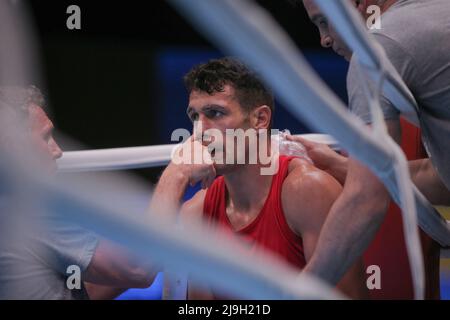 Yerevan, Armenia, il 23rd 2022 maggio, George Crotty dal Regno Unito (Red) compete contro Ivan Sapun dall’Ucraina (Blue) nel campionato europeo di boxe maschile EUBC Elite 2022, Hrach Khachatryan/ Alamy Live News Foto Stock