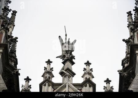KIEV, UCRAINA - 20 MAGGIO 2022 - la statua di San Michele l’Arcangelo decora il tetto della Chiesa cattolica romana di San Nicola, Kyiv, capitale di Foto Stock