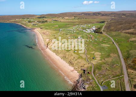 Vista aerea di Big Sands Beach e Sands Caravan Park sulla North Coast 500 Route, Wester Ross, Scottish Highlands, Scozia Foto Stock