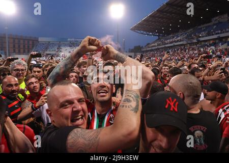 Sassuolo, Italia, 22nd maggio 2022. Alessio Romagnoli dell'AC Milan festeggia con i tifosi dopo il fischio finale della Serie A allo Stadio Mapei - Cittˆ del Tricolore, Sassuolo. Il credito d'immagine dovrebbe essere: Jonathan Moscrop / Sportimage Foto Stock