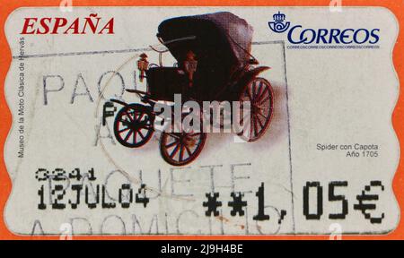 Foto di un francobollo spagnolo con un'illustrazione di un ragno carrozza con baldacchino 1705 dal museo delle moto classiche e automobili Hervas 2003 Foto Stock