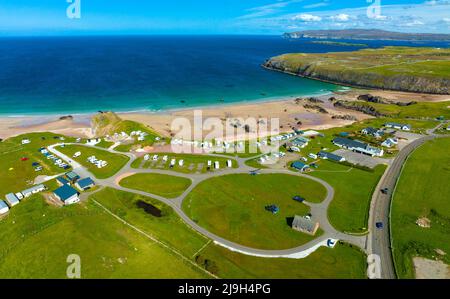 Veduta aerea di Sango Sands Oasis Caravan e campeggio a Durness sulla North Coast 500 Route, Sutherland, Scozia Foto Stock
