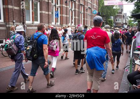 Nijmegen, Paesi Bassi - 17 luglio 2019: Camminatori nel centro di Nijmegen durante i quattro giorni internazionali Marches Nijmegen Foto Stock