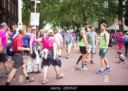 Nijmegen, Paesi Bassi - 17 luglio 2019: Camminatori nel centro di Nijmegen durante i quattro giorni internazionali Marches Nijmegen Foto Stock