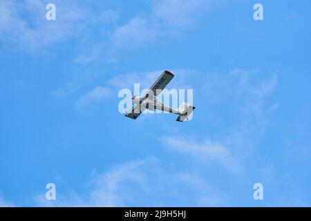 Velivolo di servizio PZL 104 WILGA 80 che vola sul cielo blu Foto Stock