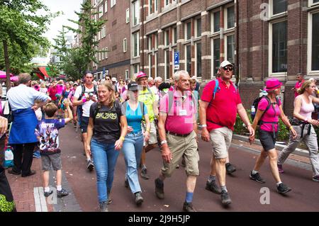 Nijmegen, Paesi Bassi - 17 luglio 2019: Camminatori nel centro di Nijmegen durante i quattro giorni internazionali Marches Nijmegen Foto Stock