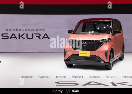 Yokohama, Giappone. 23rd maggio 2022. New Nissan Sakura (auto ev Kei a emissione zero) in mostra alla Nissan Gallery di Yokohama, Kanagawa. Il 20 maggio 2022 il costruttore di automobili Nissan ha presentato un nuovo modello di auto EV kei in esclusiva per il mercato giapponese. Ora in mostra alla Nissan Gallery all'interno della loro sede centrale globale a Yokohama, Kanagawa. Il nuovo Nissan Sakura (che prende il nome dal famoso ciliegio giapponese) è un veicolo completamente elettrico con emissioni zero. È stato co-sviluppato con Mitsubishi Motors. Credit: SOPA Images Limited/Alamy Live News Foto Stock