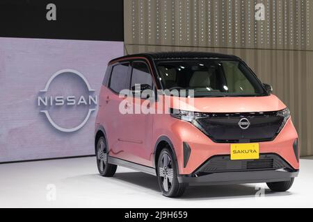 Yokohama, Giappone. 23rd maggio 2022. New Nissan Sakura (auto ev Kei a emissione zero) in mostra alla Nissan Gallery di Yokohama, Kanagawa. Il 20 maggio 2022 il costruttore di automobili Nissan ha presentato un nuovo modello di auto EV kei in esclusiva per il mercato giapponese. Ora in mostra alla Nissan Gallery all'interno della loro sede centrale globale a Yokohama, Kanagawa. Il nuovo Nissan Sakura (che prende il nome dal famoso ciliegio giapponese) è un veicolo completamente elettrico con emissioni zero. È stato co-sviluppato con Mitsubishi Motors. Credit: SOPA Images Limited/Alamy Live News Foto Stock