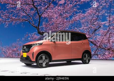 Yokohama, Giappone. 23rd maggio 2022. New Nissan Sakura (auto ev Kei a emissione zero) in mostra alla Nissan Gallery di Yokohama, Kanagawa. Il 20 maggio 2022 il costruttore di automobili Nissan ha presentato un nuovo modello di auto EV kei in esclusiva per il mercato giapponese. Ora in mostra alla Nissan Gallery all'interno della loro sede centrale globale a Yokohama, Kanagawa. Il nuovo Nissan Sakura (che prende il nome dal famoso ciliegio giapponese) è un veicolo completamente elettrico con emissioni zero. È stato co-sviluppato con Mitsubishi Motors. Credit: SOPA Images Limited/Alamy Live News Foto Stock