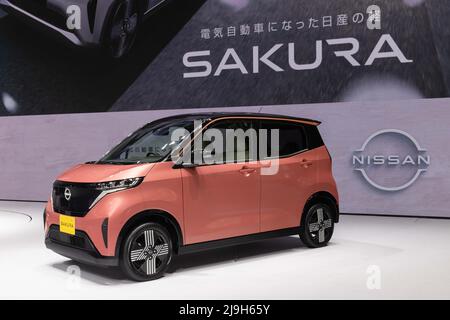 Yokohama, Giappone. 23rd maggio 2022. New Nissan Sakura (auto ev Kei a emissione zero) in mostra alla Nissan Gallery di Yokohama, Kanagawa. Il 20 maggio 2022 il costruttore di automobili Nissan ha presentato un nuovo modello di auto EV kei in esclusiva per il mercato giapponese. Ora in mostra alla Nissan Gallery all'interno della loro sede centrale globale a Yokohama, Kanagawa. Il nuovo Nissan Sakura (che prende il nome dal famoso ciliegio giapponese) è un veicolo completamente elettrico con emissioni zero. È stato co-sviluppato con Mitsubishi Motors. Credit: SOPA Images Limited/Alamy Live News Foto Stock