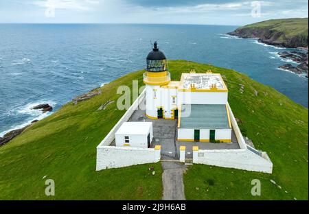 Vista aerea dal drone del faro di Stoer Head ad Assynt, Highland Region, Scozia Foto Stock