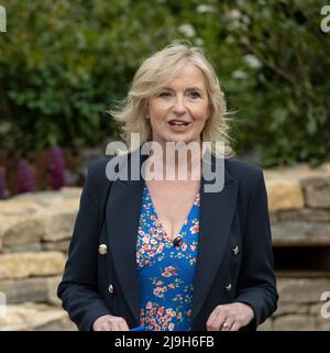 Royal Hospital, Chelsea, Londra, Regno Unito. 23 maggio 2022. Si apre alla stampa lo spettacolo dei fiori di Chelsea RHS. BBC presentatore meteo Carol Kirkwood sportivo un anello di fidanzamento. Credit: Malcolm Park/Alamy Live News Foto Stock