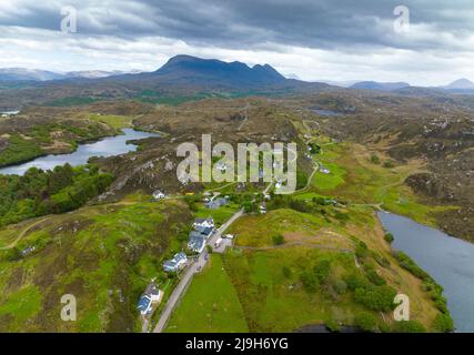 Vista aerea dal drone del villaggio di Drumbeg sulla linea 500 della costa settentrionale ad Assynt, Sutherland, Highland, Scozia Foto Stock