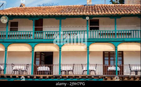 Facciate tipiche con balconi in legno nella piazza principale di Chinchón. Foto Stock