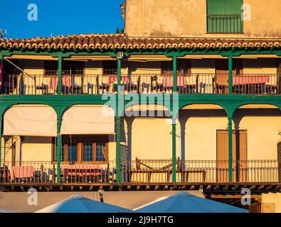 Facciate tipiche con balconi in legno nella piazza principale di Chinchón. Foto Stock