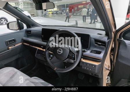 Yokohama, Giappone. 23rd maggio 2022. Vista interna di Nissan Sakura (auto ev Kei a emissioni zero) in mostra alla Galleria Nissan a Yokohama, Kanagawa. Il 20 maggio 2022 il costruttore di automobili Nissan ha presentato un nuovo modello di auto EV kei in esclusiva per il mercato giapponese. Ora in mostra alla Nissan Gallery all'interno della loro sede centrale globale a Yokohama, Kanagawa. Il nuovo Nissan Sakura (che prende il nome dal famoso ciliegio giapponese) è un veicolo completamente elettrico con emissioni zero. È stato co-sviluppato con Mitsubishi Motors. (Foto di Stanislav Koggiku/SOPA Images/Sipa USA) Credit: Sipa USA/Alamy Live News Foto Stock