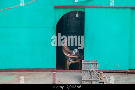 Bangladesh. 22nd maggio 2022. La casa di riposo galleggiante meno a buon mercato al mondo in riva al fiume Burigongga. È possibile affittare una camera per soli 05-10 centesimi (BD 50-100taka. (Credit Image: © Md. Noor Hossain/Pacific Press via ZUMA Press Wire) Foto Stock