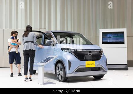 I visitatori possono dare un'occhiata più da vicino alla nuova Nissan Sakura (auto ev Kei a emissioni zero), in mostra presso la Nissan Gallery di Yokohama, Kanagawa. Il 20 maggio 2022 il costruttore di automobili Nissan ha presentato un nuovo modello di auto EV kei in esclusiva per il mercato giapponese. Ora in mostra alla Nissan Gallery all'interno della loro sede centrale globale a Yokohama, Kanagawa. Il nuovo Nissan Sakura (che prende il nome dal famoso ciliegio giapponese) è un veicolo completamente elettrico con emissioni zero. È stato co-sviluppato con Mitsubishi Motors. (Foto di Stanislav Koggiku/SOPA Images/Sipa USA) Foto Stock