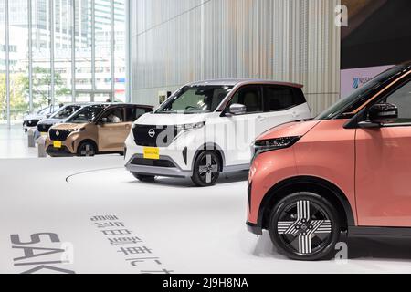 Yokohama, Giappone. 23rd maggio 2022. New Nissan Sakura (auto ev Kei a emissione zero) in mostra alla Nissan Gallery di Yokohama, Kanagawa. Il 20 maggio 2022 il costruttore di automobili Nissan ha presentato un nuovo modello di auto EV kei in esclusiva per il mercato giapponese. Ora in mostra alla Nissan Gallery all'interno della loro sede centrale globale a Yokohama, Kanagawa. Il nuovo Nissan Sakura (che prende il nome dal famoso ciliegio giapponese) è un veicolo completamente elettrico con emissioni zero. È stato co-sviluppato con Mitsubishi Motors. (Foto di Stanislav Koggiku/SOPA Images/Sipa USA) Credit: Sipa USA/Alamy Live News Foto Stock