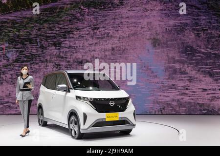 Yokohama, Giappone. 23rd maggio 2022. New Nissan Sakura (auto ev Kei a emissione zero) in mostra alla Nissan Gallery di Yokohama, Kanagawa. Il 20 maggio 2022 il costruttore di automobili Nissan ha presentato un nuovo modello di auto EV kei in esclusiva per il mercato giapponese. Ora in mostra alla Nissan Gallery all'interno della loro sede centrale globale a Yokohama, Kanagawa. Il nuovo Nissan Sakura (che prende il nome dal famoso ciliegio giapponese) è un veicolo completamente elettrico con emissioni zero. È stato co-sviluppato con Mitsubishi Motors. (Foto di Stanislav Koggiku/SOPA Images/Sipa USA) Credit: Sipa USA/Alamy Live News Foto Stock