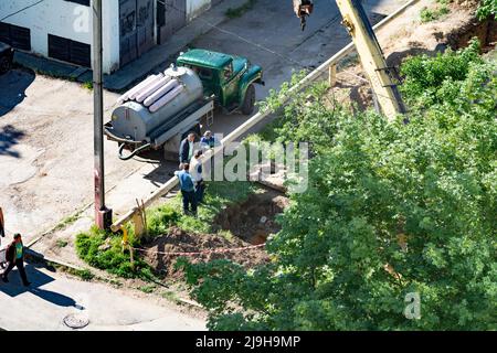 Tiraspol, Moldavia - 20 maggio 2022: Servizio di riparazione della rete idrica. Riparazione innovativa delle fogne Foto Stock