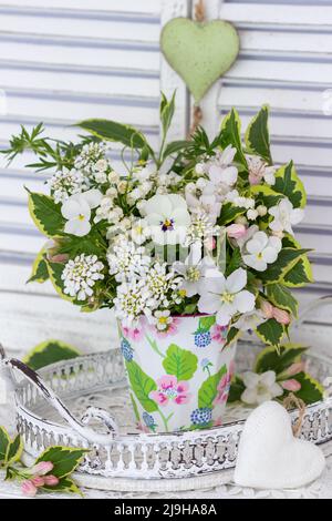 bouquet di fiori di primavera bianchi in tazza come decorazione floreale Foto Stock