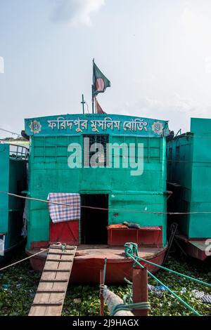 Bangladesh. 22nd maggio 2022. La casa di riposo galleggiante meno a buon mercato al mondo in riva al fiume Burigongga. È possibile affittare una camera per soli 05-10 centesimi (BD 50-100taka. (Credit Image: © Md. Noor Hossain/Pacific Press via ZUMA Press Wire) Foto Stock