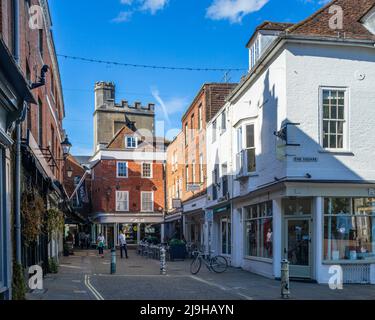 La Piazza e la torre della Chiesa di San Lorenzo a Winchester, Hampshire, Inghilterra Foto Stock