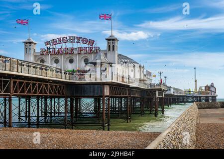 Il Brighton Palace Pier, noto anche come Brighton Pier o Palace Pier, è un molo di Brighton classificato come punto di interesse turistico di grado II ed è l'unico dei tre Foto Stock