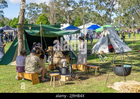 I membri della storia vivente medimale si accampano alla rievocazione storica. Glen Innes Celtic Festival NSW Australia Foto Stock