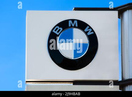 Wetzikon, Svizzera - 14 maggio 2022: Un cartello con il marchio e il logo del marchio bavarese BMW. Foto Stock