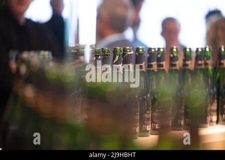 Stoccarda, Germania. 23rd maggio 2022. Le bottiglie vuote di champagne sono allineate su un banco alla 'Notte delle Stelle 2022'. Credit: Marijan Murat/dpa/Alamy Live News Foto Stock