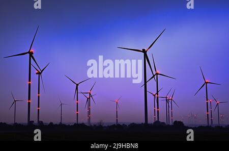 Jacobsdorf, Germania. 20th maggio 2022. Le luci di posizione rosse sulle turbine eoliche illuminano il cielo notturno. Credit: Patrick Pleul/dpa/Alamy Live News Foto Stock