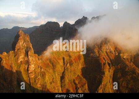 Sentiero di montagna Pico do Arieiro, Isola di Madeira, Portogallo Vista panoramica di montagne ripide e belle durante l'alba. Foto Stock