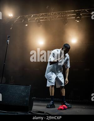 22 maggio 2022, Napoli, Campania, Italia: Mahmood, Uno dei migliori cantautori del momento nella scena italiana, un ragazzo semplice, dolce e sensibile. Il suo ultimo lavoro, Ghettolimpo, è ora un tour da Milano a Londra per tutta l'estate del 2022. Il titolo come lui stesso definisce come il passaggio a pochi anni dalla periferia di Rozzano alla gloria nazionale. Accompagnandolo in questo tour, i musicisti Francesco Fugazza, Marcello Grillo, Elia Pastori e i cantori Marta Bersani e David Blank. (Credit Image: © Giovanni Esposito/Pacific Press via ZUMA Press Wire) Foto Stock