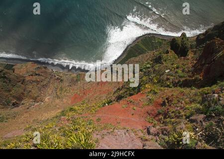 Isola di Madeira, Portogallo. Fajas do Rancho e Cabo Girao visto dall'alto. Vediamo piccole aree di terra coltivate alla base della scogliera e il blu Foto Stock