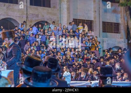 Haifa, Israele - 18 maggio 2022: Lag BaOmer festa della comunità ebraica ultra-ortodossa Vizhnitz, con giovani e anziani. Haifa, Israele Foto Stock