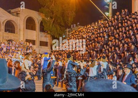 Haifa, Israele - 18 maggio 2022: Festa di vacanza di LAG BaOmer della comunità ebraica ultra-ortodossa Vizhnitz, con i padri che portano i loro 4 anni, Foto Stock