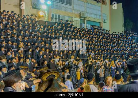 Haifa, Israele - 18 maggio 2022: Festa di vacanza di LAG BaOmer della comunità ebraica ultra-ortodossa Vizhnitz, con i padri che portano i loro 4 anni, Foto Stock