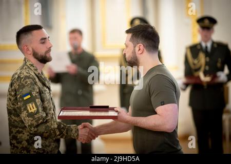 Kiev, Ucraina. 23rd maggio 2022. Il presidente ucraino Volodymyr Zelenskyy, a destra, presenta gli ordini della Stella d'Oro ad un Eroe d'Ucraina durante una cerimonia nella Sala Bianca degli Eroi al palazzo Mariyinsky, 23 maggio 2022 a Kiev, Ucraina. Credit: Sarsenov Daniiar/Ukrainian Presidential Press Office/Alamy Live News Foto Stock