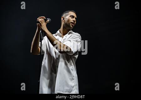 22 maggio 2022, Napoli, Campania, Italia: Mahmood, Uno dei migliori cantautori del momento nella scena italiana, un ragazzo semplice, dolce e sensibile. Il suo ultimo lavoro, Ghettolimpo, è ora un tour da Milano a Londra per tutta l'estate del 2022. Il titolo come lui stesso definisce come il passaggio a pochi anni dalla periferia di Rozzano alla gloria nazionale. Accompagnandolo in questo tour, i musicisti Francesco Fugazza, Marcello Grillo, Elia Pastori e i cantori Marta Bersani e David Blank. (Credit Image: © Giovanni Esposito/Pacific Press via ZUMA Press Wire) Foto Stock