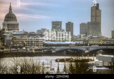 1982 archivio Fotografia dello skyline di Londra dalla South Bank of the Thames. Foto Stock