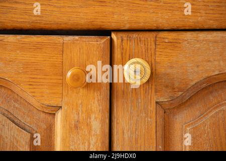 Vecchia cucina legno marrone armadio come sfondo, mobili da cucina, porta armadio Foto Stock