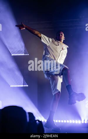 22 maggio 2022, Napoli, Campania, Italia: Mahmood, Uno dei migliori cantautori del momento nella scena italiana, un ragazzo semplice, dolce e sensibile. Il suo ultimo lavoro, Ghettolimpo, è ora un tour da Milano a Londra per tutta l'estate del 2022. Il titolo come lui stesso definisce come il passaggio a pochi anni dalla periferia di Rozzano alla gloria nazionale. Accompagnandolo in questo tour, i musicisti Francesco Fugazza, Marcello Grillo, Elia Pastori e i cantori Marta Bersani e David Blank. (Credit Image: © Giovanni Esposito/Pacific Press via ZUMA Press Wire) Foto Stock