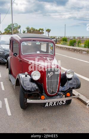 Vista frontale 1930s vintage maroon Austin Seven New Ruby in Exmouth Devon UK anche conosciuto come il Baby Austin Foto Stock