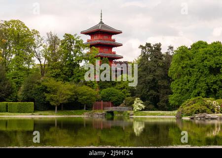 Bruxelles, Belgio, 4 maggio 2022. Vista della Torre Giapponese dal giardino del castello reale di Laeken. La torre giapponese sarebbe un autentico Jap Foto Stock