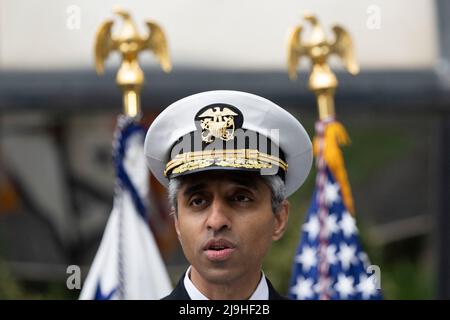 Washington, DC, Stati Uniti, 23 maggio 2022. Chirurgo generale degli Stati Uniti Vivek Murthy fa osservazioni in onore del mese di consapevolezza di salute mentale al Children's National Hospital di Washington, DC, 23 maggio 2022. Credito: Chris Kleponis / piscina via CNP Foto Stock
